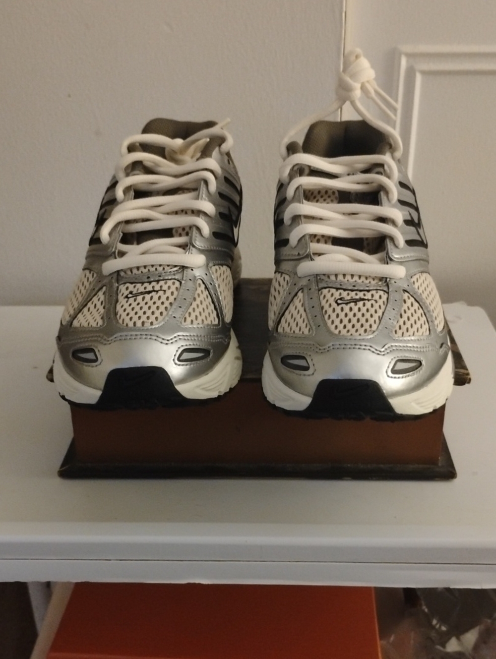 New Men's Nike Black and White Athletic Sneakers Size 9.5